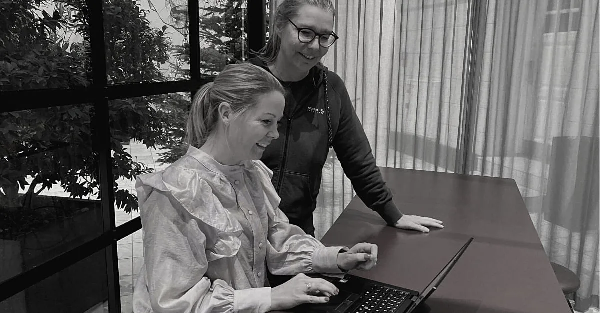 Susanne Møllegard og Maiken Russ, der kigger på en bærbar computer