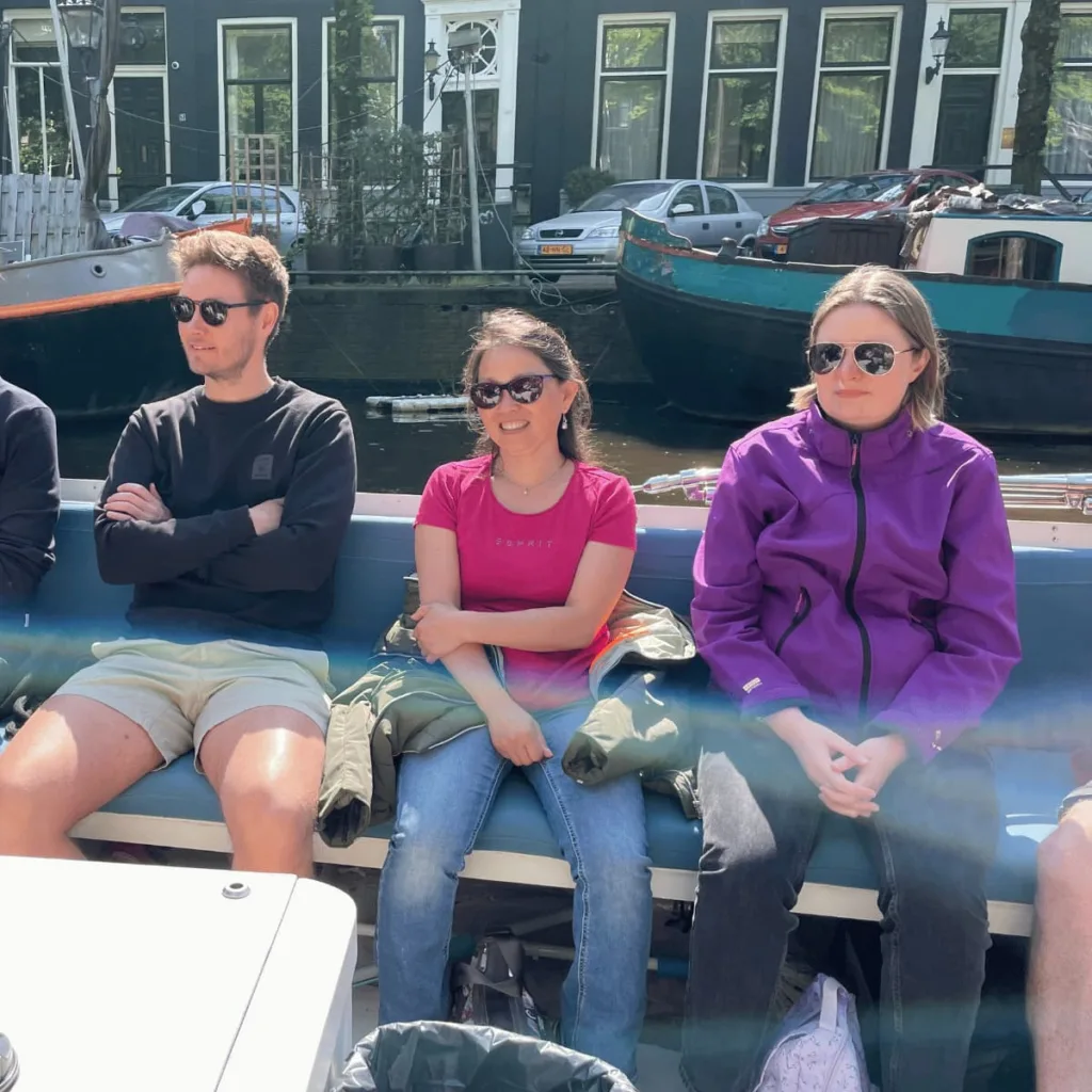 Tre personer på en båd 