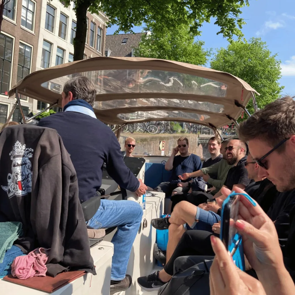 Mennesker på en turistbåd