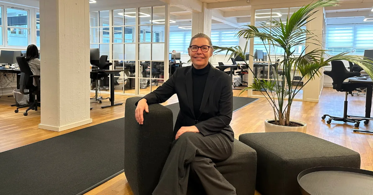 CEO Susanne Møllegaard fra Process Factory, der sidder på en sofa