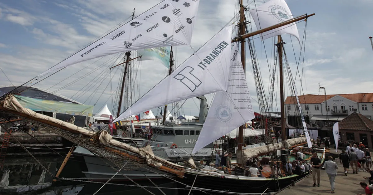 Paratskibet, med firma navn og logo på skibets sejl.