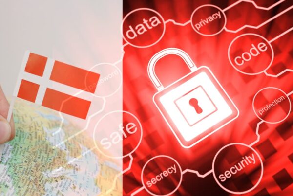 Dansk flag på kort og rødt hængelås-ikon med data/privacy/security – symbol på it-sikkerhed og databeskyttelse